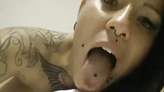 Deutsche Tattoo-Schlampe gibt Wichsanleitung!