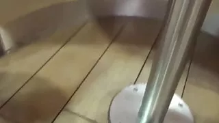 Dreiste Sau pisst ins KFC Restaurant!