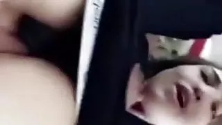 Amateur babe smashes her own pussy until it creams
