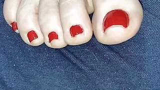 Schmutzige rote Zehen und Sohlen müssen gereinigt werden