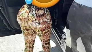 Chica bien culona en el campo