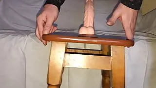 Crossdresser in Strümpfen Dildo spielen