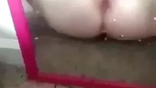 Stiefschwester Squirtet vor dem Spiegel