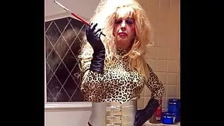 Leopard und Latex rauchendes Flittchen Mandy