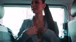 Lena drueckt ihre Titten