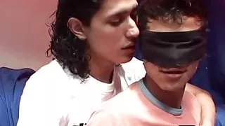 Angehender Twink Pornostar mit verbundenen Augen und analpounded hardcore