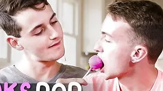 nextdoortwink - geiler Twink gibt Freund seinen Lutscher