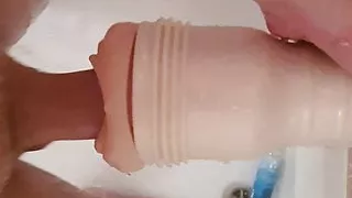 Zum ersten Mal Fleshlight auf Duschhalterung ficken