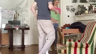 Twink ist immer hungrig nach rohem Schwanz