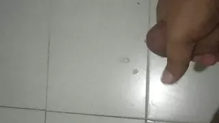 Muslimischer Mann masturbiert im Waschraum