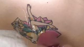 POV, wie sie ihr Tattoo berührt und reibt und dann über das ganze Tattoo spermt