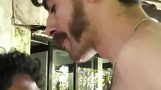 Hetero-Latino mit Gesicht, nachdem er seinen ersten Schwanz roh geritten hat