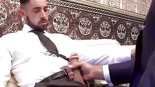 Hardcore anal mit zwei eleganten Büromännern in Anzug und Krawatte