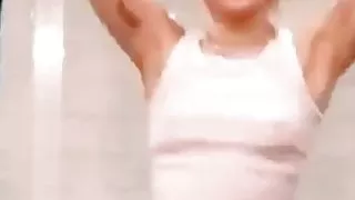 Miley cyrud tiktok show boobs