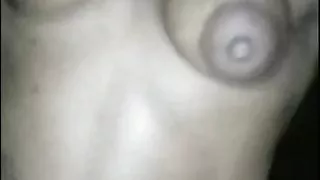 Nanou montre ses seins et sa chatte baveuse