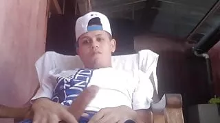 Latin Boy Arthur schlägt ab