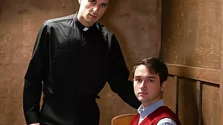 Heterosexueller katholischer Messdiener Sex mit Priester während der Beichte