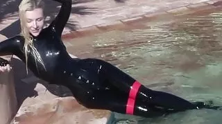 Blonde Mistress Eva in Latex will Spermasklaven