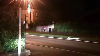 Schlampe Schulmädchen blinkt Bushaltestelle Nacht schlechte Qualität, SORRY