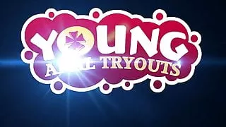 Sex-hungry babe crawls up to her lad to get satisfaction