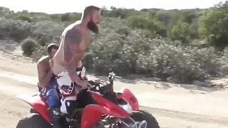 Zwei superbe bärtige Biker ficken