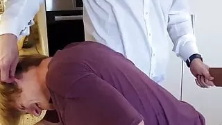 Kiran hat das Geschirr vergessen