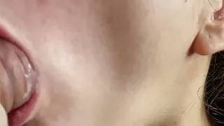 Slim Babe Passionate Sucking Dick - Sperma im Mund