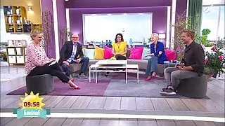 Karen Heinrichs feiert in enger Jeans und High Heels