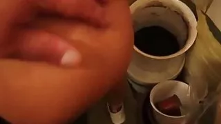 Geile blonde wird im Keller zwischen ihrem Dreck gefickt