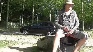 Transvestit-Transe masturbiert Harnröhren-Sounding in lingeri