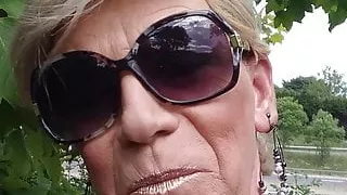 Sexy Claire Queenbee in den Wäldern.