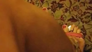 Macarena will mit meinen Füßen spielen