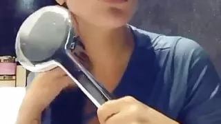 Les gros seins de Laura Lempika