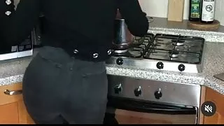 Emilie Nef Naf et son gros cul dans la cuisine