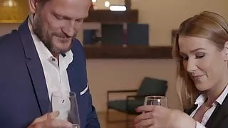 Mesmerizing Euro Magd erfreut ihren Chef mit ihrem atemberaubenden Arsch