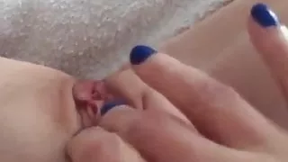 MILF Thamara fingering her juicy pussy