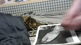 Große Ladung auf sexy schwarzen Titten