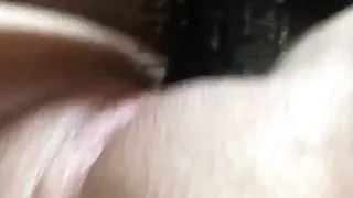 Elle prends son pied avec une brosse