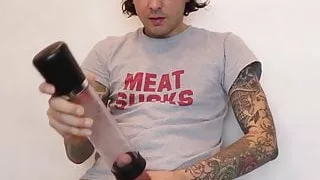 Alternativer Amateur-Mann benutzt eine Penispumpe für besseres Streicheln