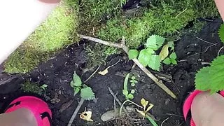 Fette Muschi, die in der Öffentlichkeit neben dem Tubing-Fluss gefingert wird