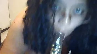 Yazmin gorda puta mamando dildo