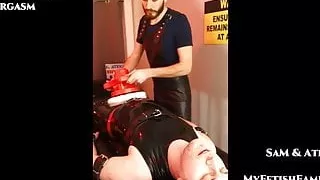 Orbitaler Puffer Orgasmus für SaM, vollständig in Gummi gebunden