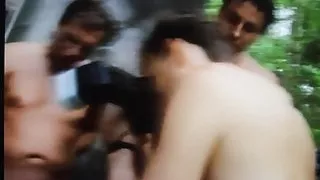 Ich wichse beim betrachten der geilen Pissfotzen.