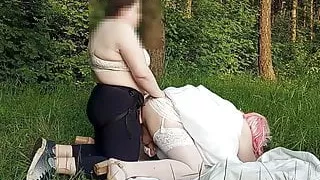 Ich gebe in den Arsch auf einer Waldlichtung