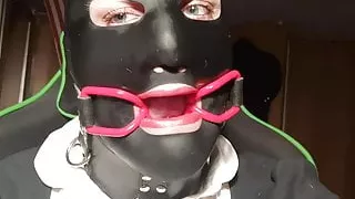 armes t-mädchen i latex und keuschheit