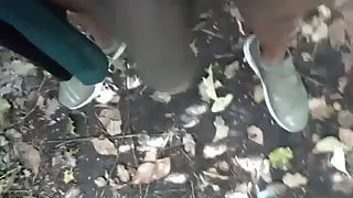 Transe im Gebüsch beim Pissen