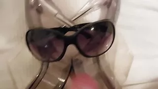 Sperma auf ihren klaren Absätzen und ihrer Sonnenbrille