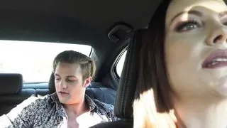 BiPhoria - Heißer Uber-Fahrer schließt sich geiles schwules Paar an