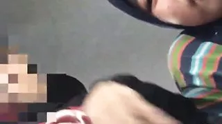 Bertudung dalam kereta