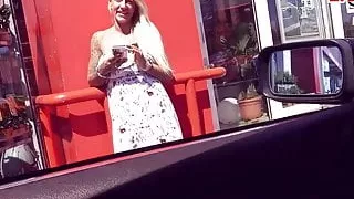 Fremde blonde Frau will im Auto Deutschen ficken